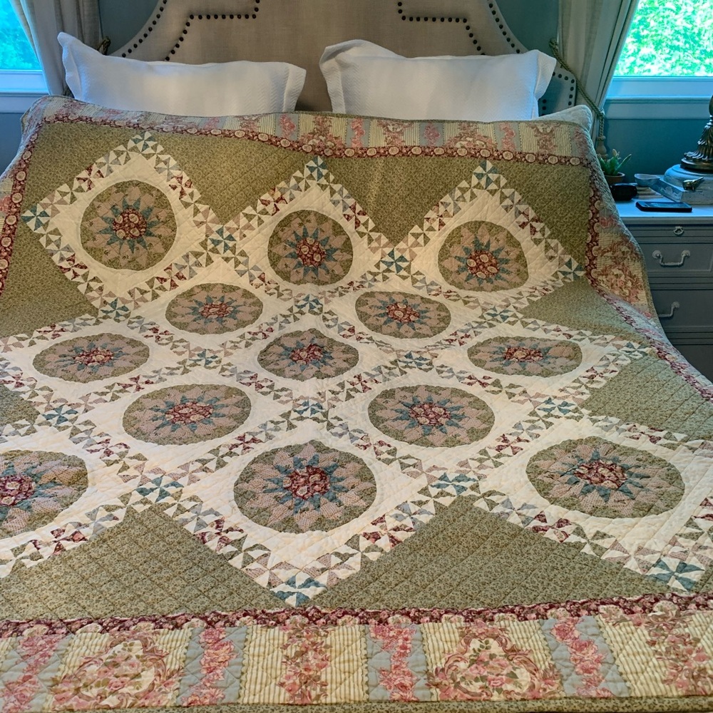 Vintage Elegant Patchwork Quilt - Green and Cream
